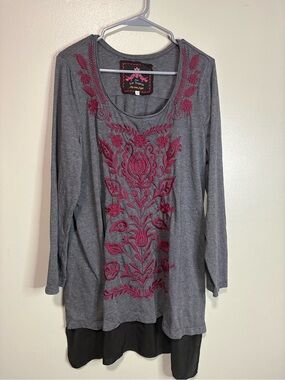 Johnny Was JW Los Angeles Embroidered Tunic Top 1X Gray Boho Layered Hem